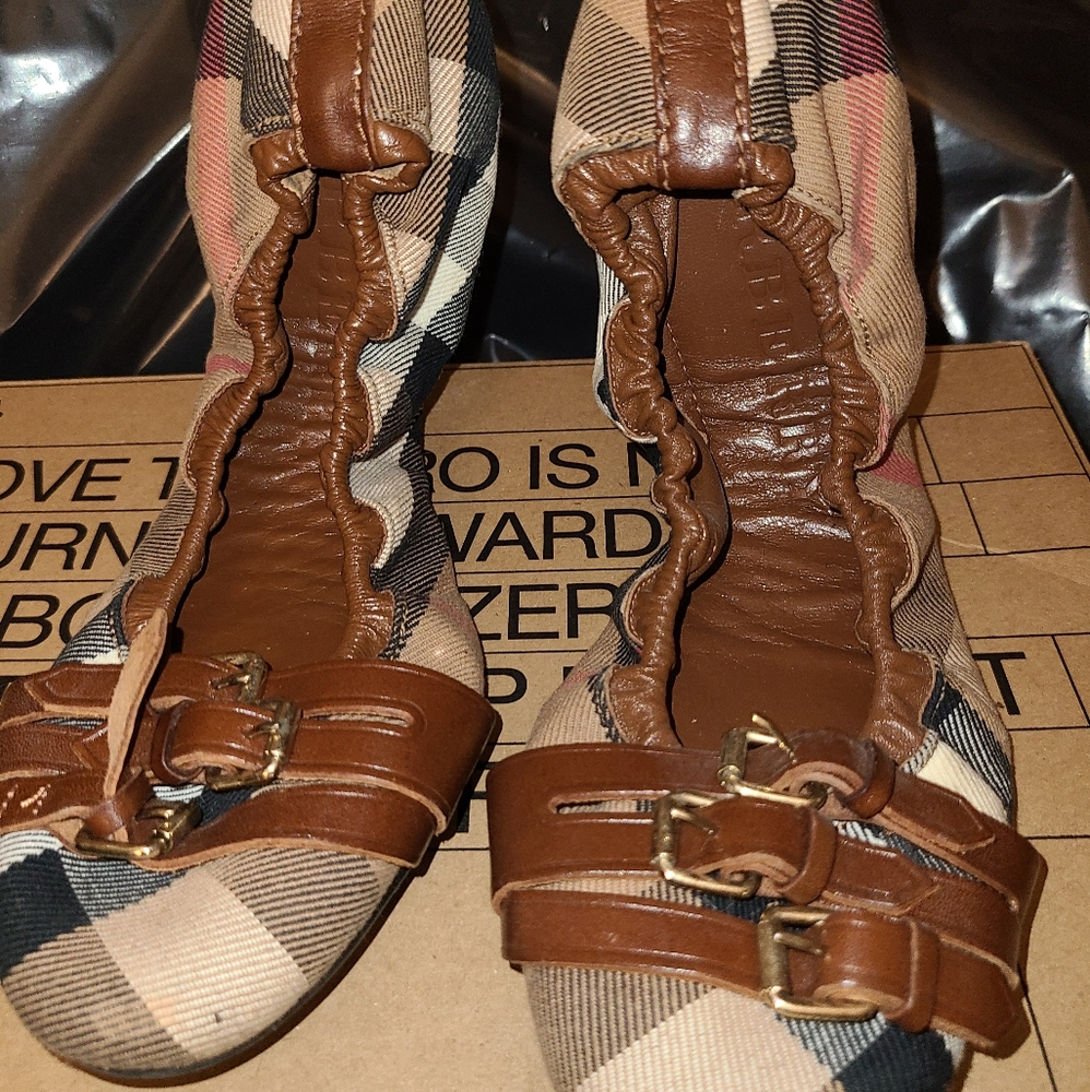 Burberry folding flats sz 40